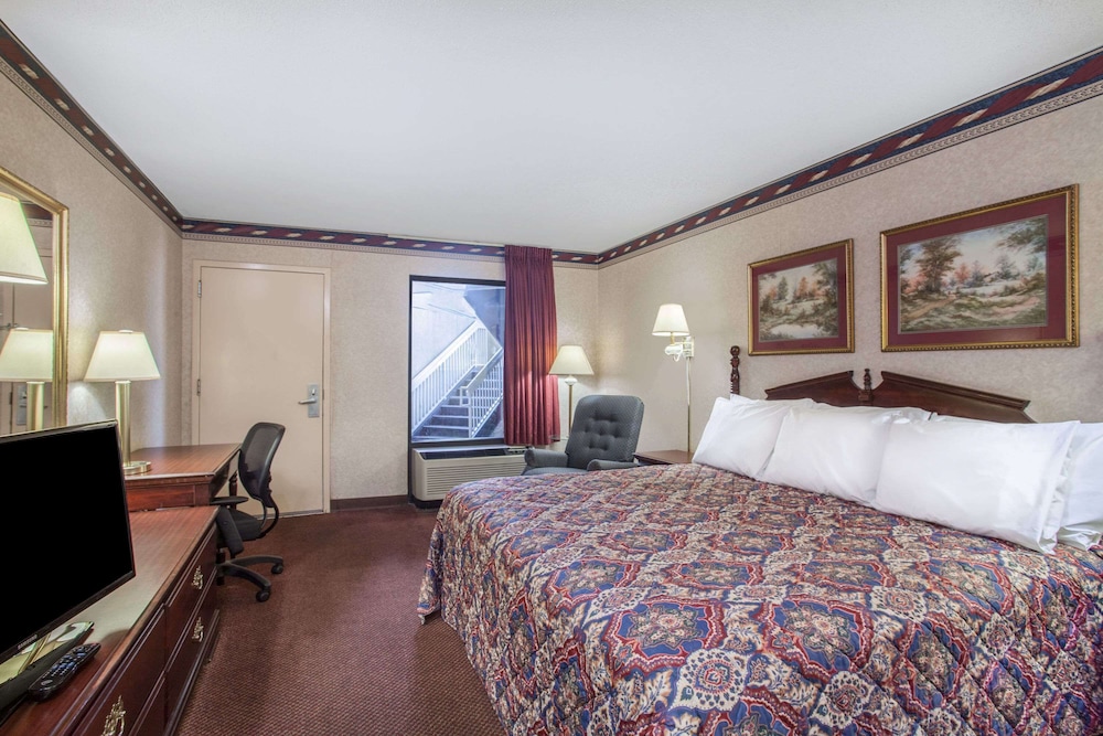 Business Room, 1 King Bed, Smoking - Photo 2