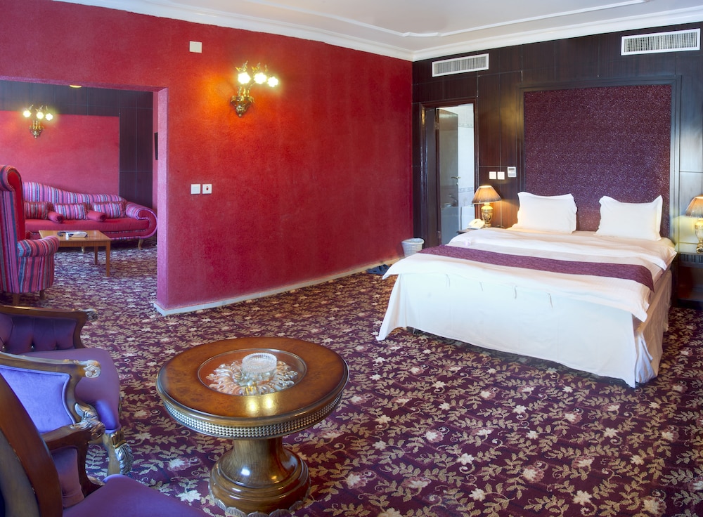 Royal Suite, 1 Bedroom, 2 Bathrooms photo 3