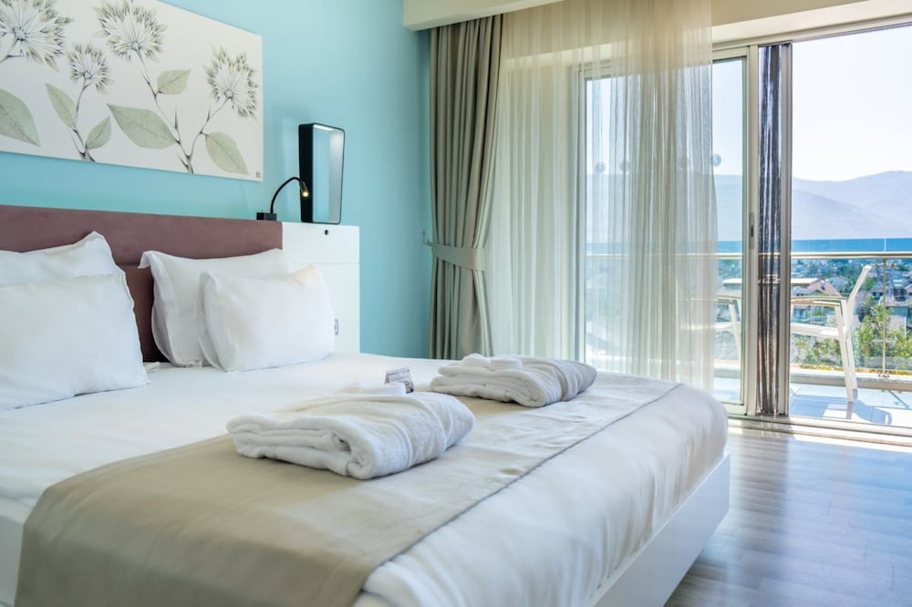 Chambre Familiale, vue partielle sur la mer