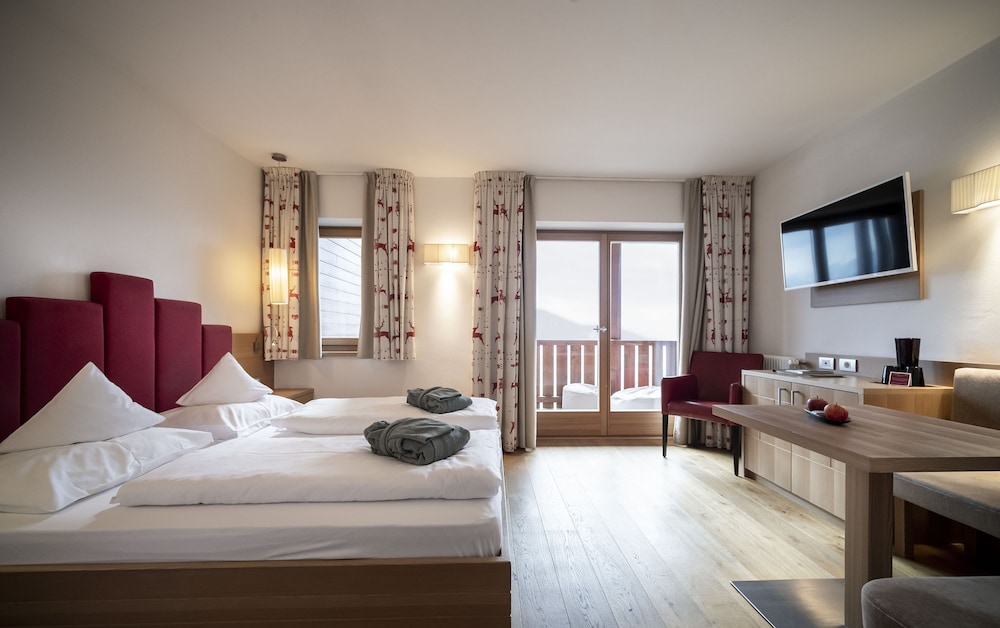 Superior Room, 1 Queen Bed With Sofa Bed, Non Smoking, Valley View