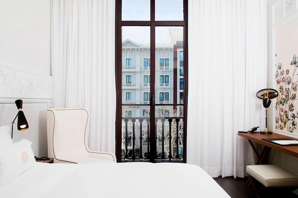 Deluxe Room, 1 King Bed, City View (Madras King)