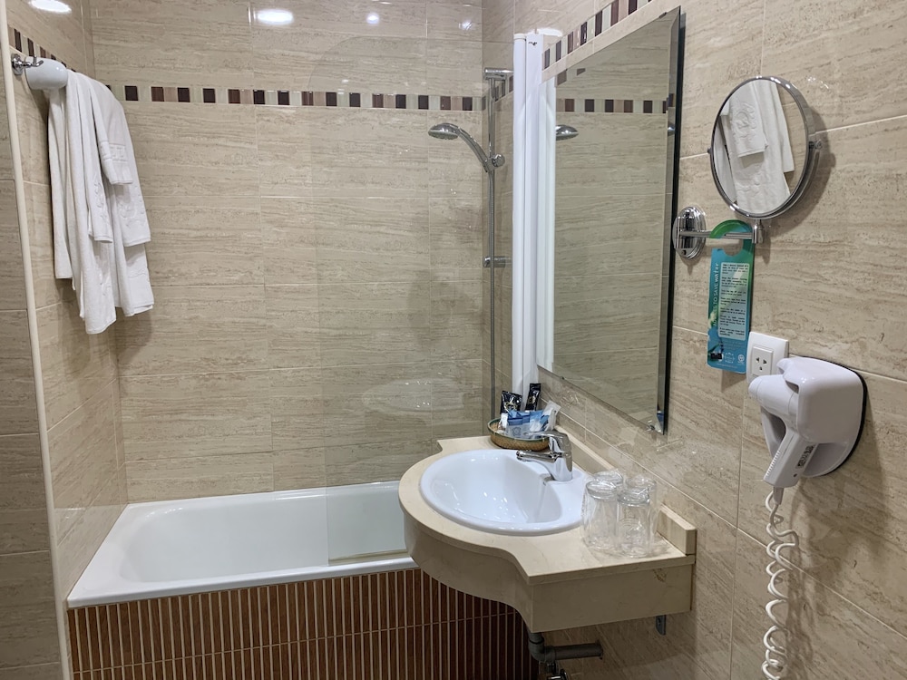 Quadruple Room - Photo 8