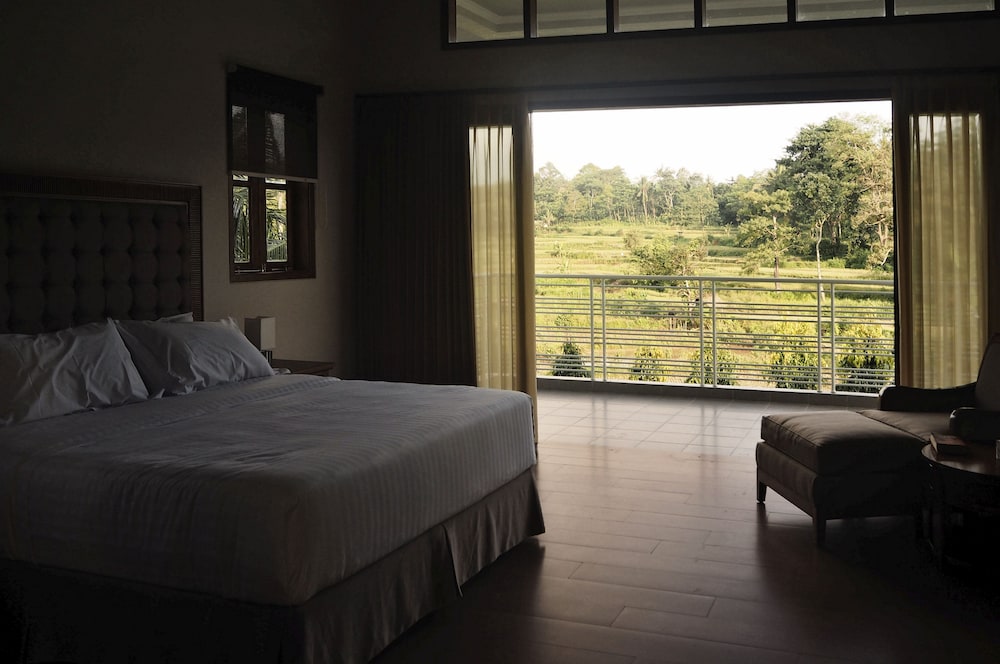 Suite, Multiple Beds, Kitchen, Mountain View photo 1