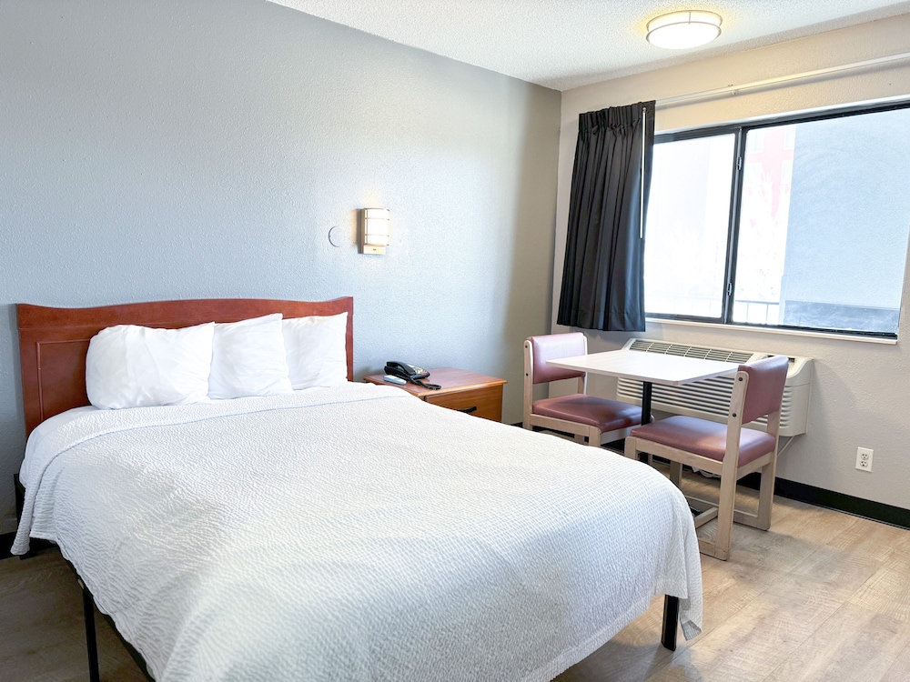 Standard Room, 1 Queen Bed, Smoking photo 2