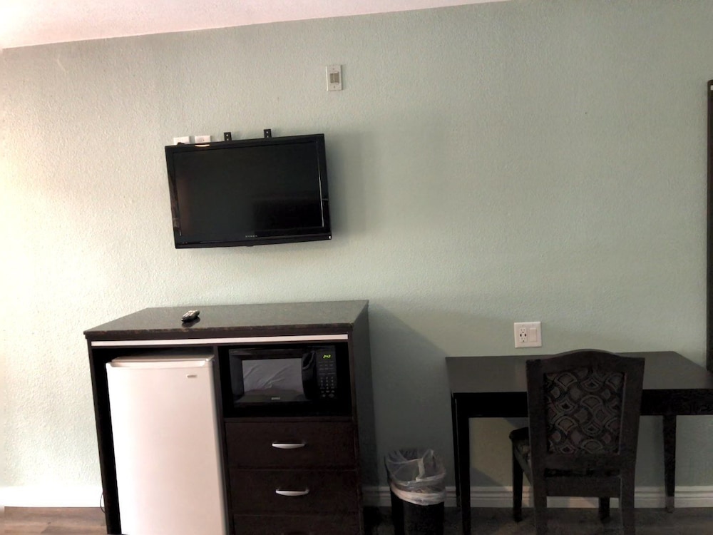 ADA Standard Single Room, 1 King Bed, Accessible photo 1