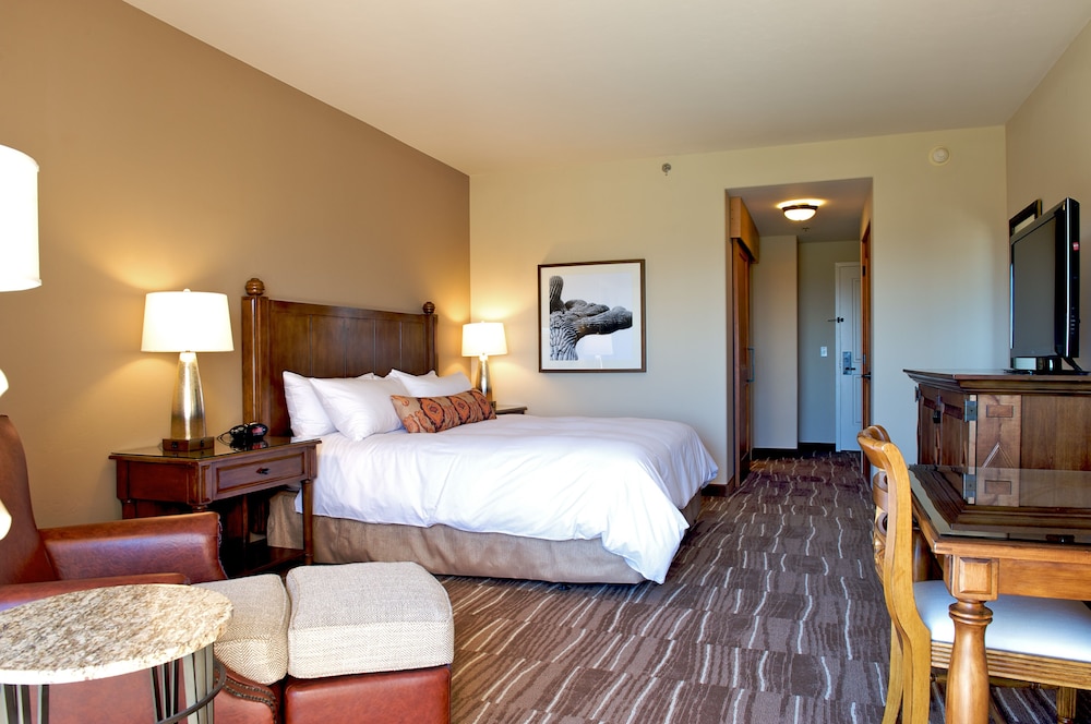 Room, 1 King Bed (Mobility/Hearing Accessible, Tub) - Photo 2