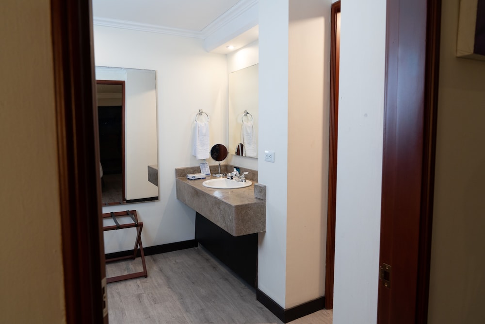 Grand Suite, 1 King Bed, Hot Tub - Photo 4
