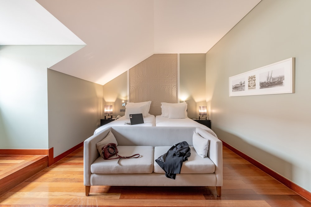 Deluxe Triple Room (King Size Bed)