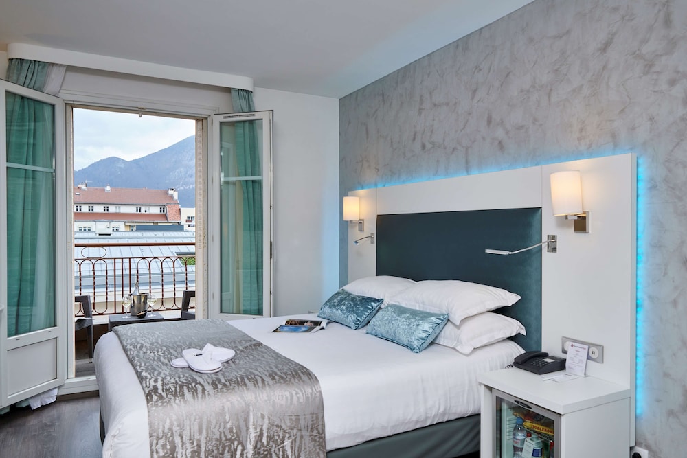 Comfort Room, 1 Queen Bed, Non Smoking, Balcony - Photo 3