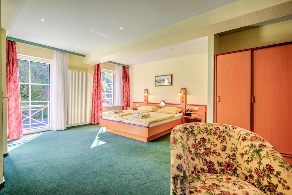 Junior Suite, Jetted Tub - Photo 4