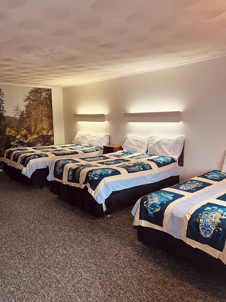 Deluxe Triple Room, Multiple Beds, Refrigerator & Microwave photo 1