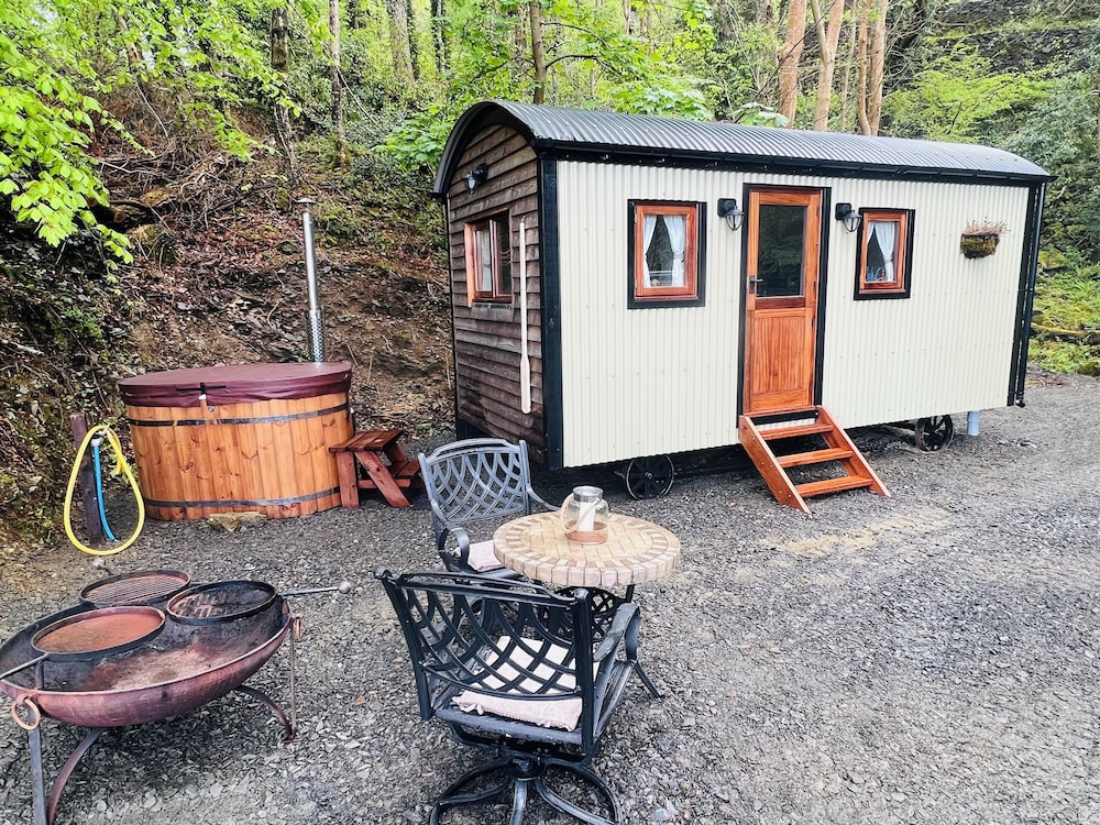 Luxury Cabin (Shepherd Hut)