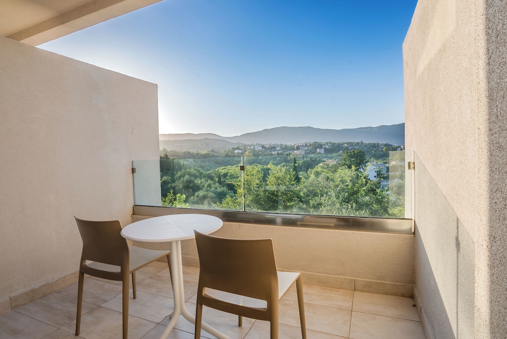 Premium Room with Garden View - Photo 4
