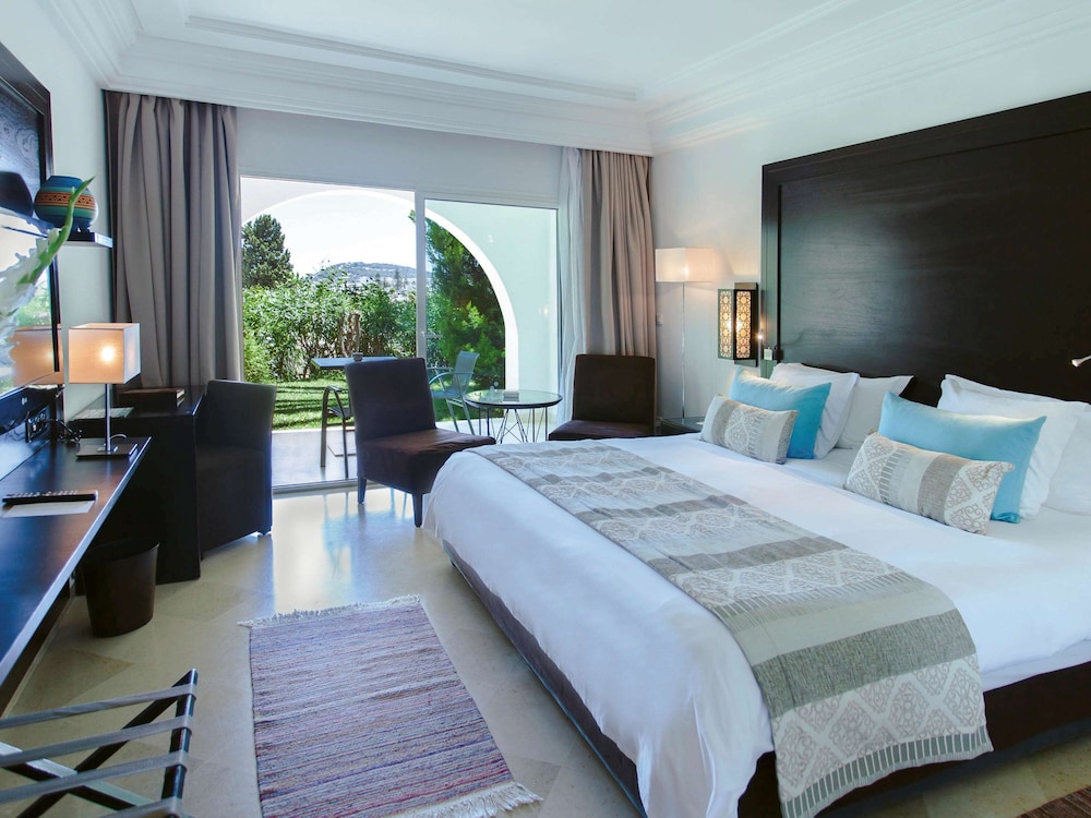 Deluxe Room, 1 King Bed, Pool View