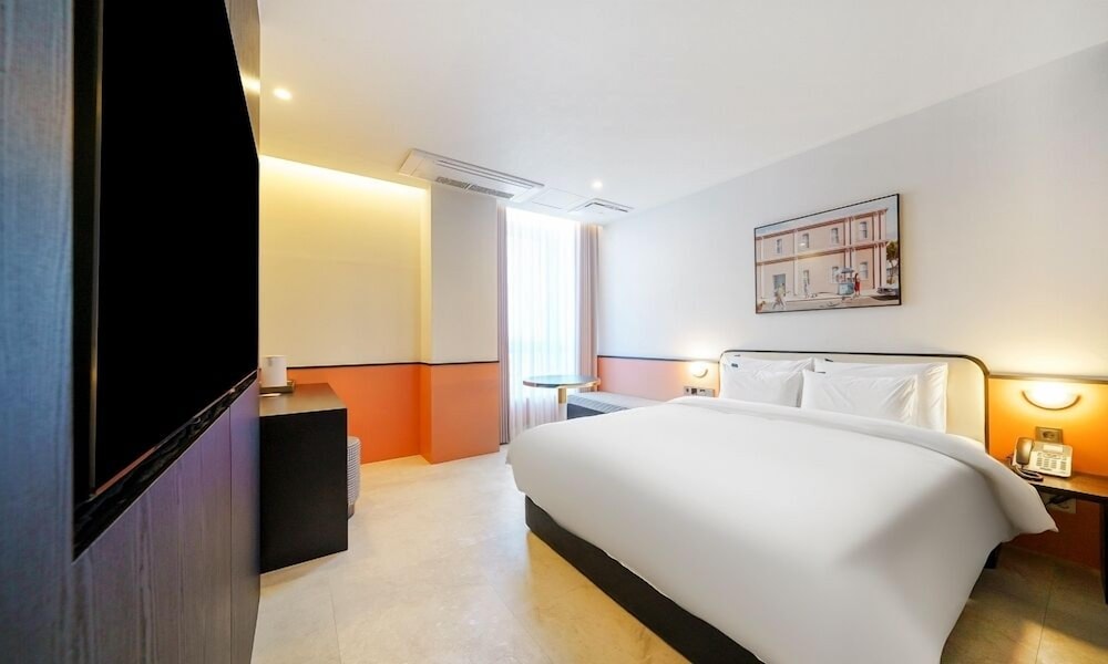 Suite - Photo 1