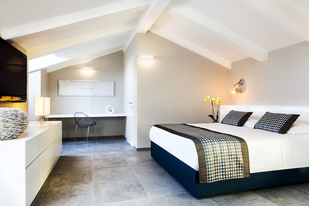 Design Suite, 1 King Bed, Non Smoking, Balcony - Photo 15