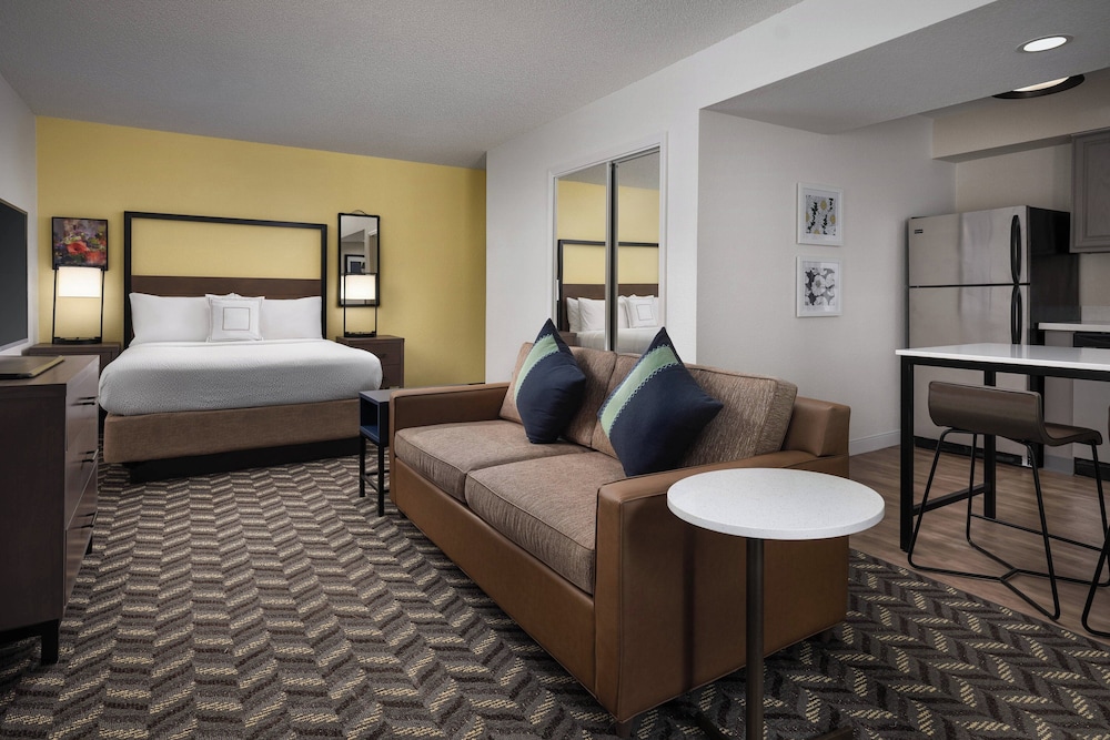 Premium Studio, 1 Queen Bed with Sofa bed