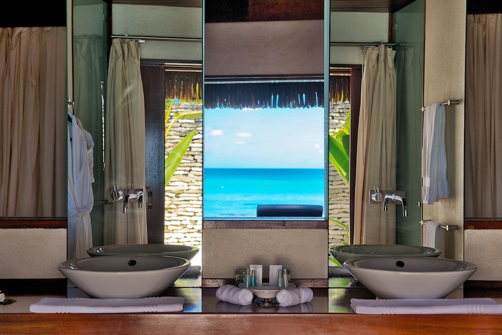 Beach Deluxe Bungalow with pool photo 3