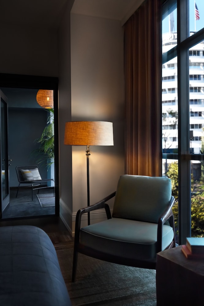 Club Suite, 1 King Bed (Club Suite) thumbnail 6