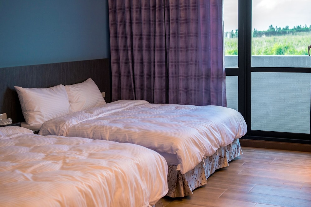 Panoramic Quadruple Room, 2 Queen Beds, Balcony, Partial Ocean View photo 1