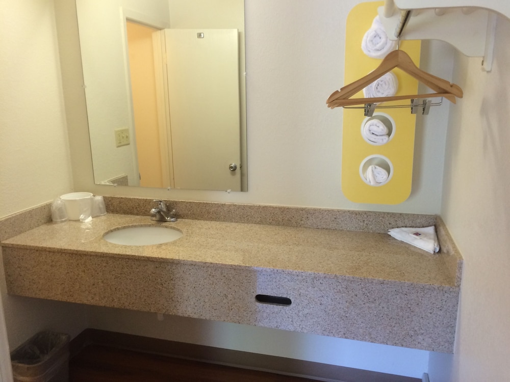 Deluxe Room, 1 Double Bed, Non Smoking, Refrigerator & Microwave - Photo 2