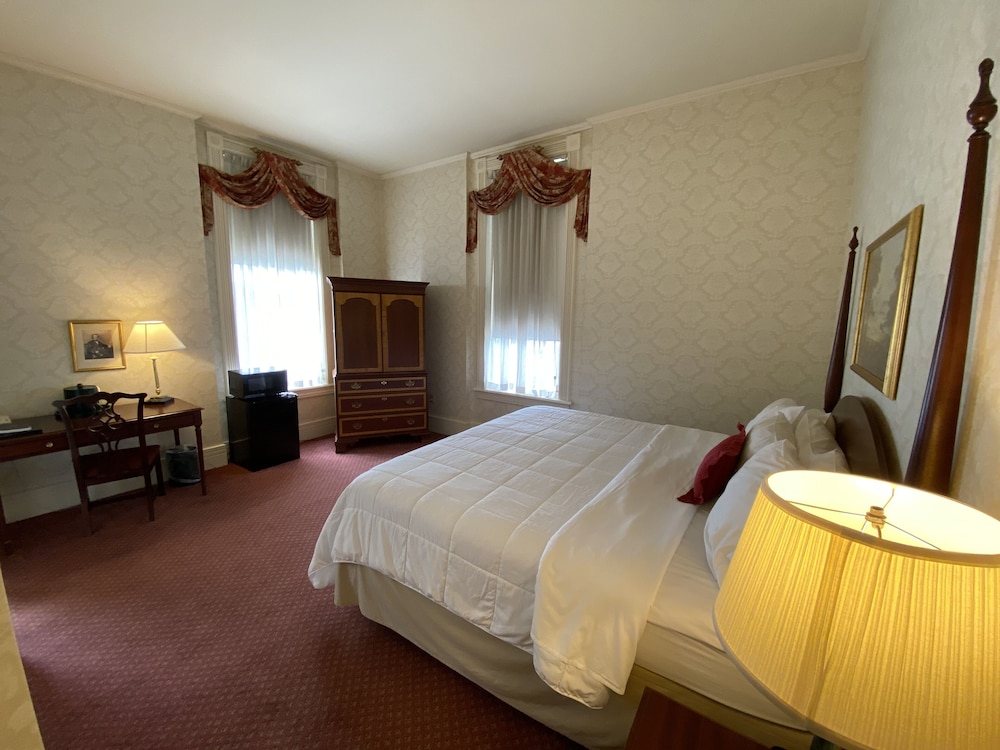 Deluxe Room, 1 King Bed (Preferred) photo 3