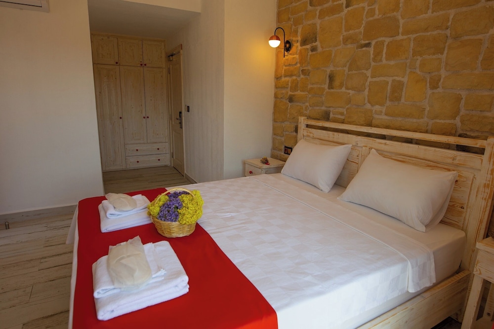 Deluxe Room, Partial Sea View photo 1
