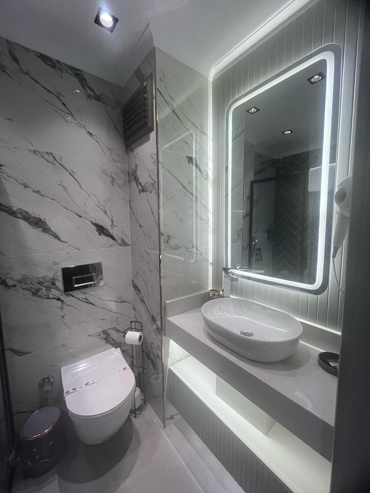 Classic Double Room, Balcony, City View photo 2