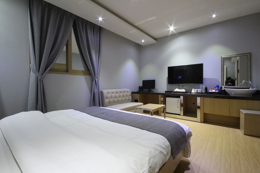 Business Room - Photo 1