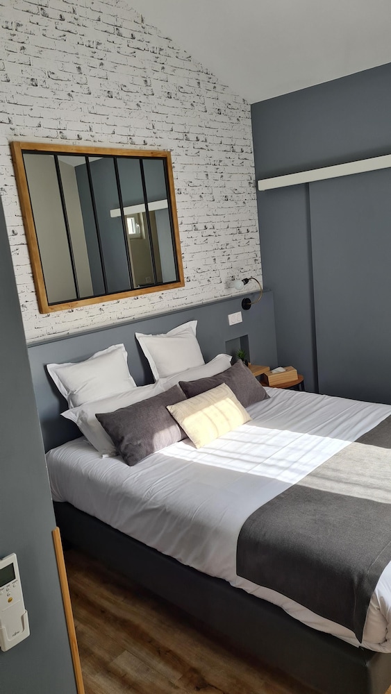 Standard Suite, City View - Photo 22