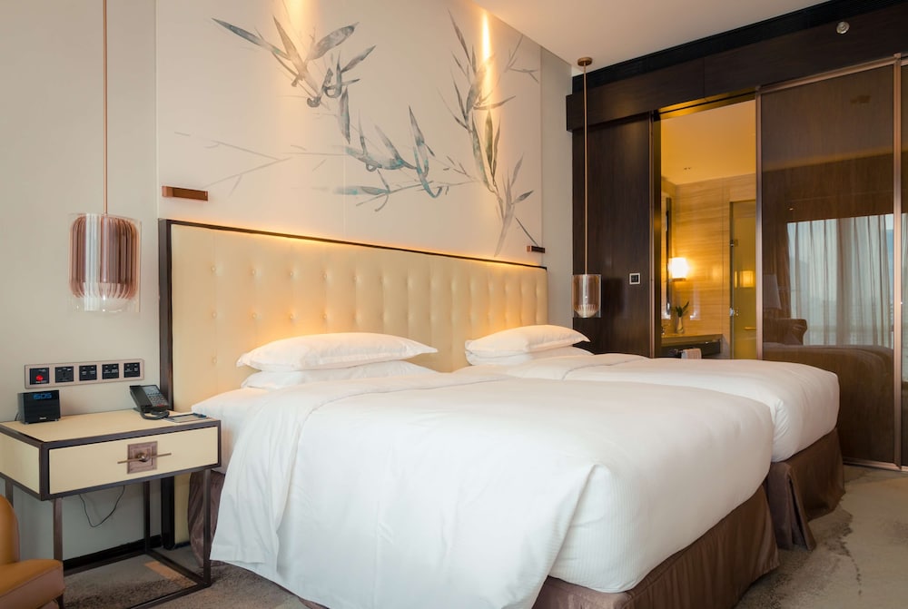 Deluxe Room, 2 Twin Beds, City View