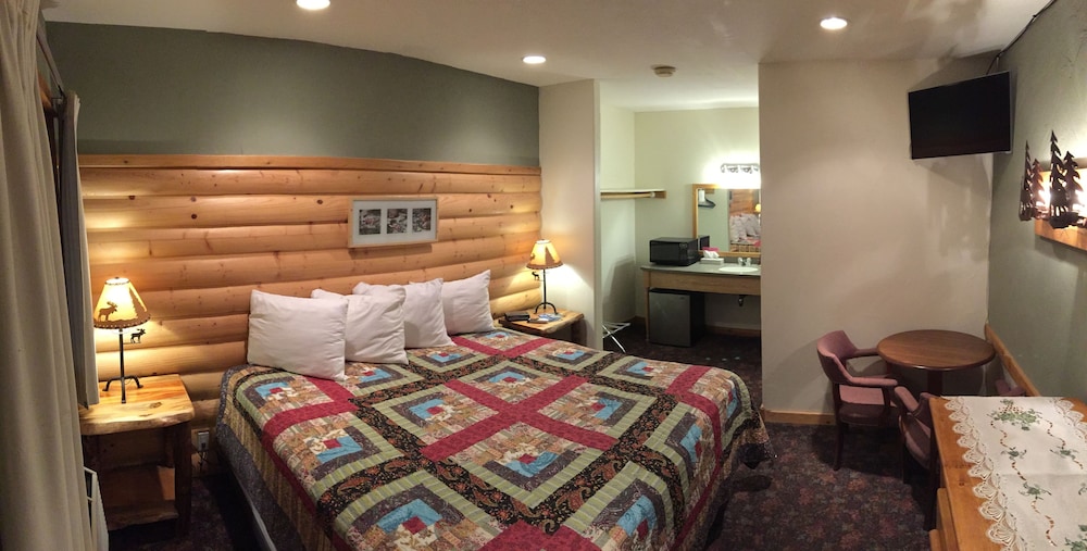 Motel, Old Faithful Geyser (118) - King, Private Bath, Tub/Shower, TV, MW, F, Street side photo 1