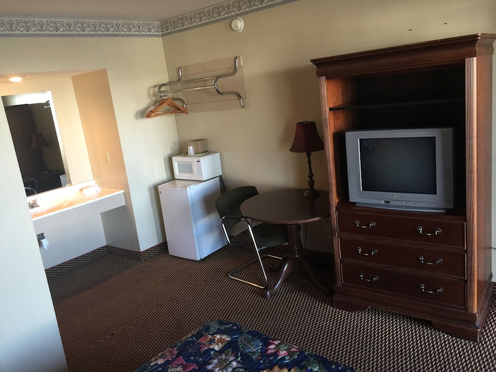 Room, 1 Queen Bed, Smoking, Refrigerator & Microwave