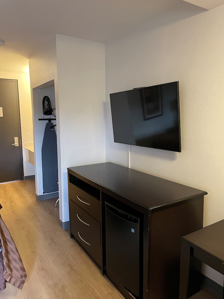 Standard Room, 1 Queen Bed - Photo 2
