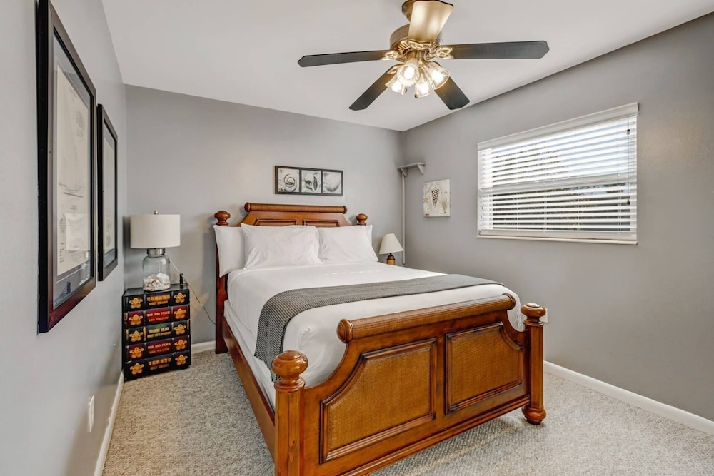 Condo (189 Dakota Ave #2L)