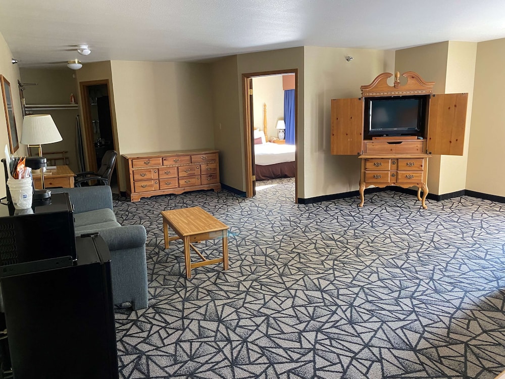 Suite, 2 Queen Beds, Non Smoking, Refrigerator & Microwave (with Sofabed) - Photo 2