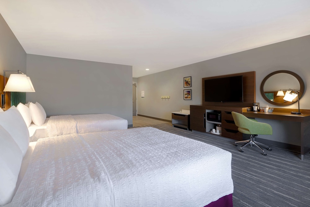 Room, 2 Queen Beds, Bathtub (Mobility) - Photo 4