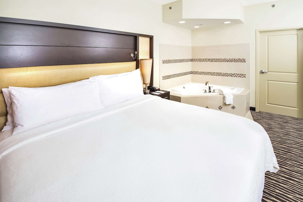 Suite, 1 King Bed, Jetted Tub - Photo 3