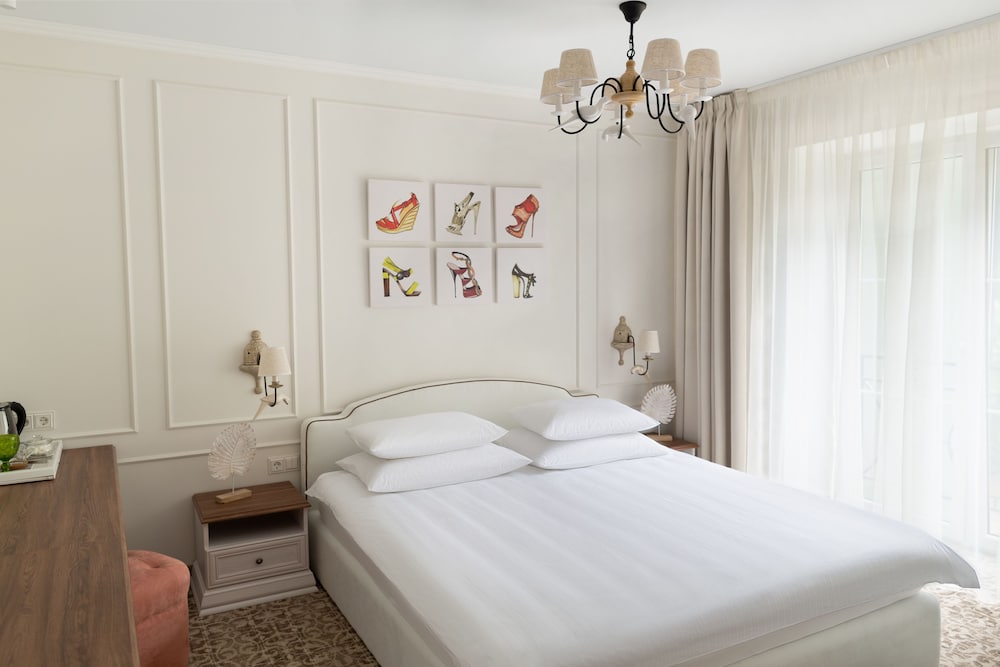 Luxury Suite, 1 Bedroom, Non Smoking, Courtyard View photo 1