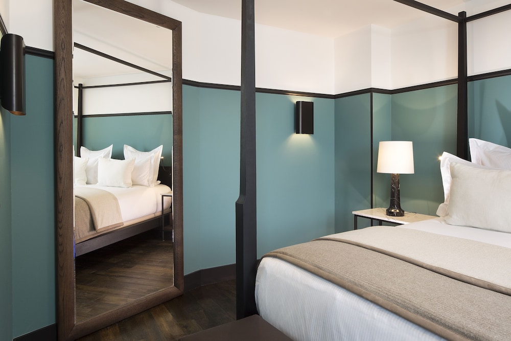 The Chess Hotel bedroom photo