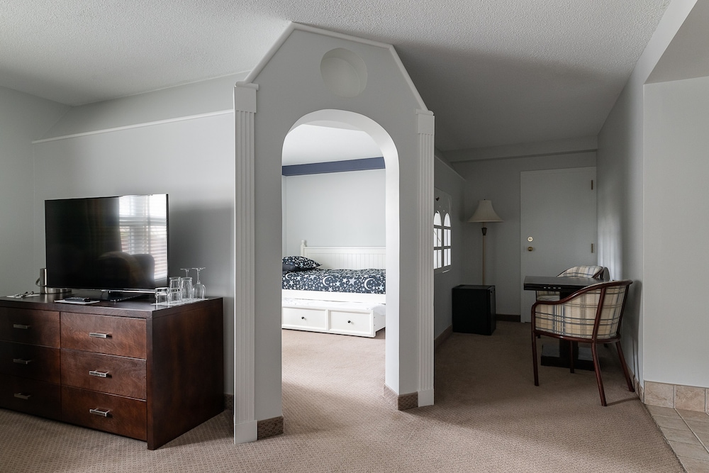 Family Room, 1 king bed and 2 twin beds