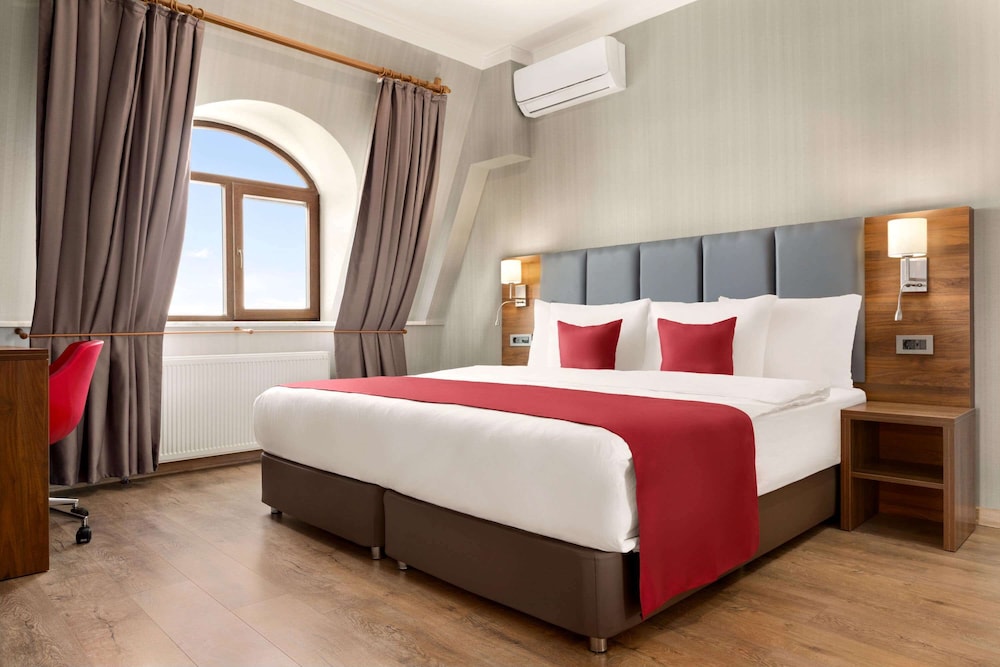Luxury Suite, 1 King Bed, Non Smoking photo 1