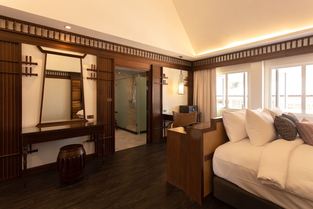 Romantic King Suite photo 3