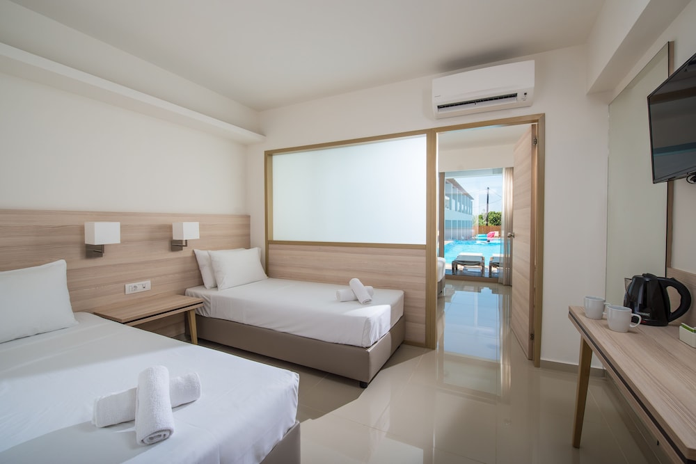 Family Suite (Swim Up) photo 2
