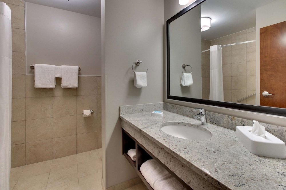 Deluxe Room, 1 King Bed (Upper Floor, Hearing Accessible) - Photo 2