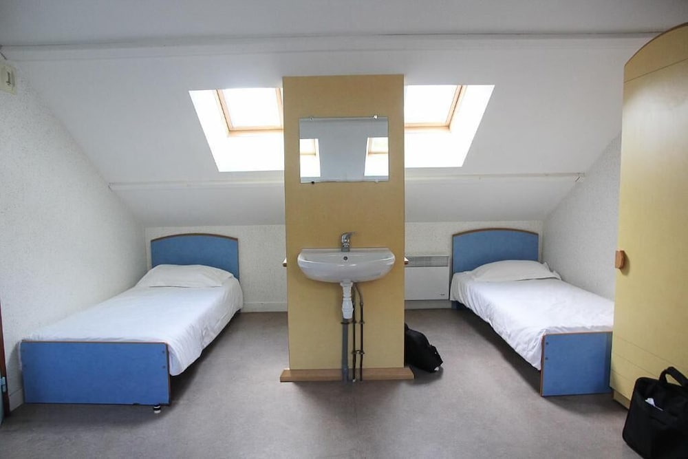 Room for 5 People - Shared Bathroom photo 3