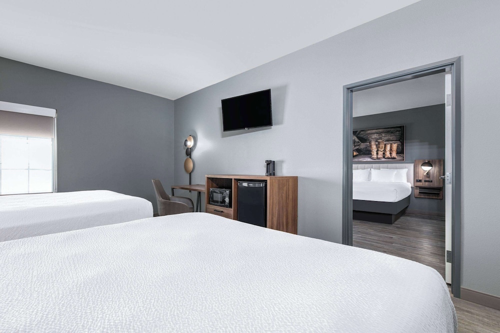 Family Suite, 1 Bedroom, Non Smoking (1 King, 2 Queen) - Photo 1