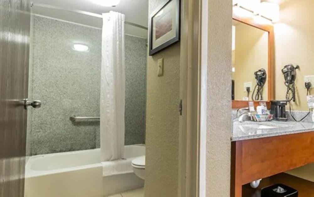 Suite, Multiple Beds, Non Smoking - Photo 9