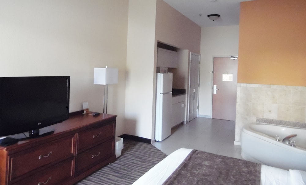 Suite, 1 King Bed, Hot Tub photo 2