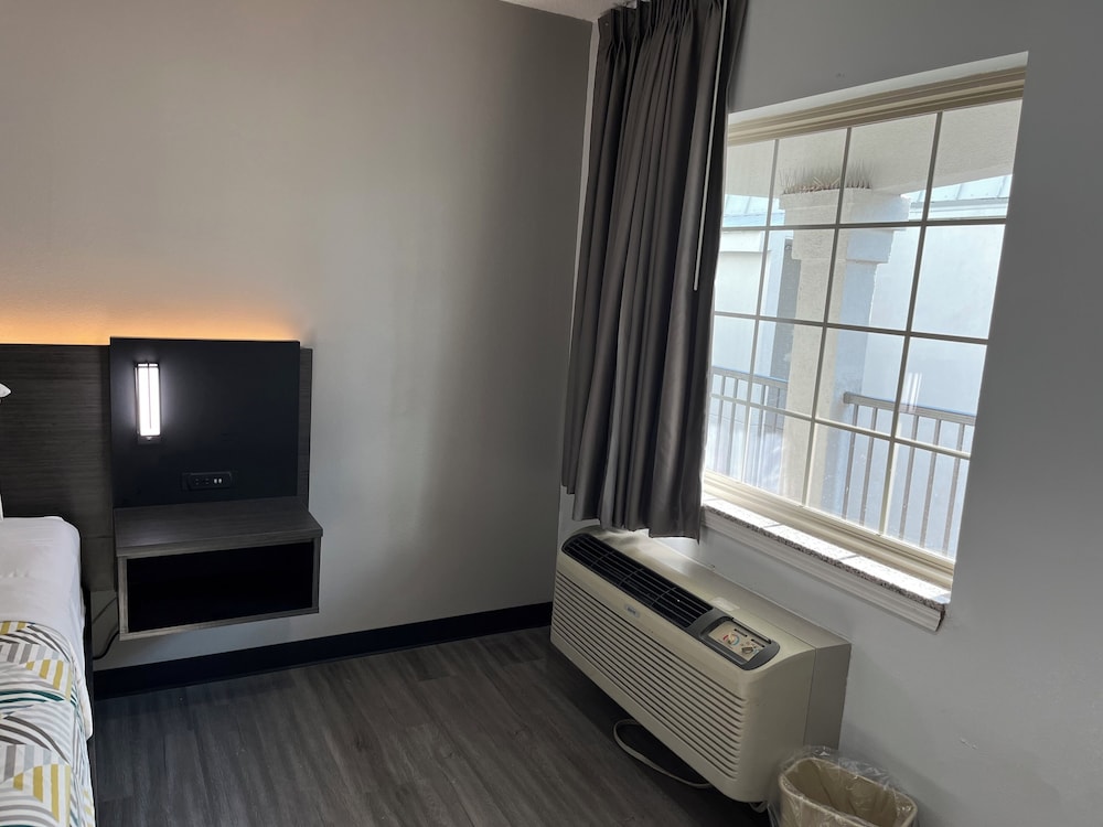 Deluxe Room, 1 King Bed, Non Smoking photo 2